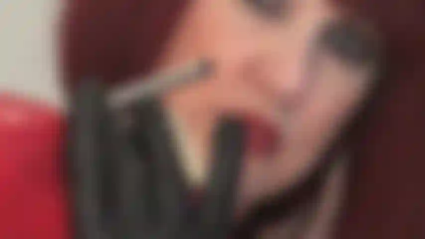 Stiletto-verführung – ihr verlangen, diese glänzenden silbernen absätze zu lecken, ist riesig. Herrin neckt mit ihren hypnotisierenden augen, ihrer zunge und lederhandschuhen auf roten, glänzenden pumps.