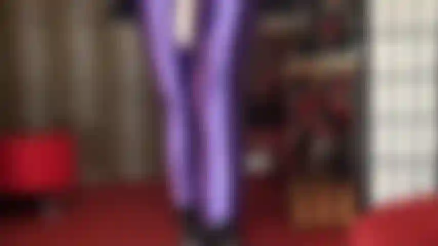 Harter strapon-kehlenfick in metallisch-lila lycra-strumpfhosen, leder und stiefeletten. Halte deine eier fest, während du den schwanz der herrin nimmst.