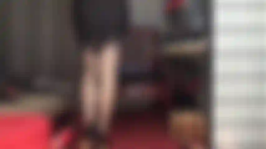 Strumpfbänder, schwarze full-fashion-nylons mit nähten, sexy handschuhe und heels erregen deinen sklavenschwanz ungemein. Strümpfe sind über glänzenden, hautfarbenen strümpfen getragen. Wie viel von diesem glänzenden reiz verträgt dein schwanz?