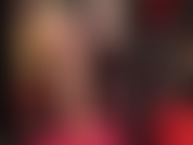 Für beinliebhaber – beine, füße und hintern in hautfarbenen, glänzenden strumpfhosen.