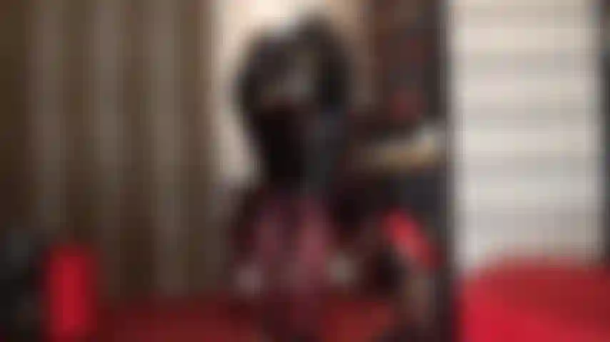 Bewundern sie den tollen hintern der herrin in einem glänzenden bleistiftrock aus pvc und braunen blickdichten strumpfhosen mit spitzenhöschen darunter.