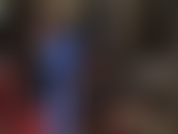 Strapon-dominanz in blauen metallic-leggings, fußfetisch – die herrin stößt ihren massiven schwarzen schwanz in dein fickloch, während sie mit ihrem arsch und ihren füßen neckt. Seltener clip mit rot lackierten zehen in strumpfhosen.