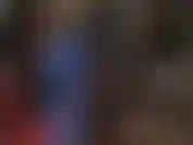 Strapon-dominanz in blauen metallic-leggings, fußfetisch – die herrin stößt ihren massiven schwarzen schwanz in dein fickloch, während sie mit ihrem arsch und ihren füßen neckt. Seltener clip mit rot lackierten zehen in strumpfhosen.