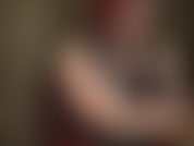 Die herrin neckt die sissy mit einer sammlung hübscher höschen und füttert ihren schwanz.