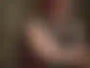 Die herrin neckt die sissy mit einer sammlung hübscher höschen und füttert ihren schwanz.