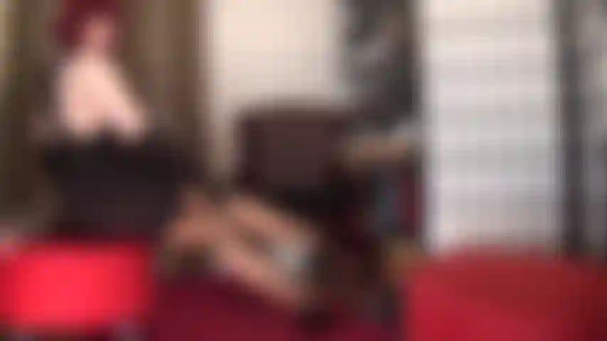 Eine verführerische schönheit in braunen strümpfen, strumpfbändern und spitzenunterwäsche.