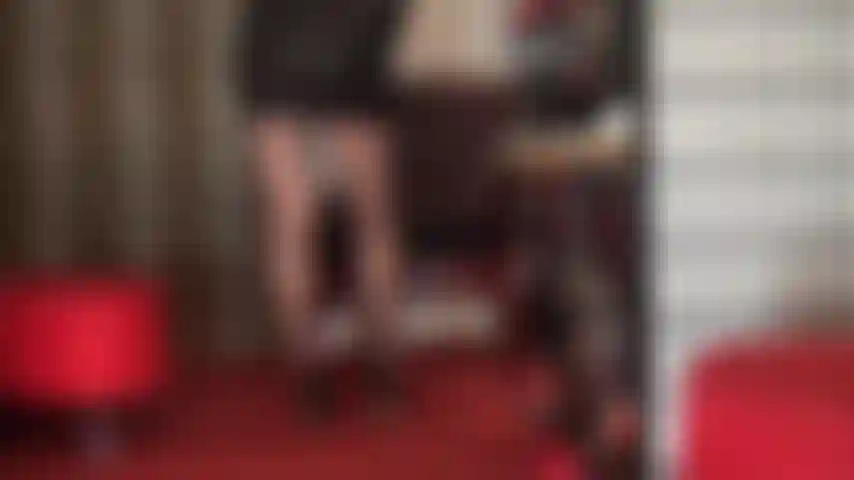 Control-top-strumpfhosen sind ein fetisch für sich. Der verstärkte höschenteil dieser schwarzen strumpfhose lenkt ihren blick auf den wundervollen hintern von herrin vivian.