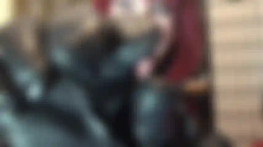 Dominiert von einer lederherrin und ihrem fetten braunen schwanzfleisch.