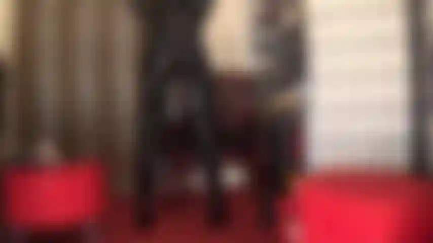 Küsse den unglaublich heißen arsch der herrin in engen, glänzenden pvc-jeans und overknee-stiefeln.