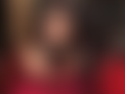 Herrin, zeigt ihren erstaunlichen glänzenden strumpfhosenarsch und ihre hüften in der hocke und macht sich bereit, deinen zwischen ihren füßen und absätzen gefangenen schwanz zu melken.