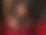 Herrin, zeigt ihren erstaunlichen glänzenden strumpfhosenarsch und ihre hüften in der hocke und macht sich bereit, deinen zwischen ihren füßen und absätzen gefangenen schwanz zu melken.