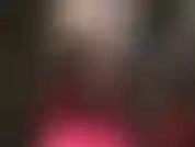 Sexy strumpfhosenbeine und ein hintern in hauchdünnen schwarzen nylons, gepaart mit heißem leder und plateausandalen.