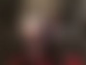 Mit unwiderstehlichen kurven in einem durchsichtigen schwarzen nylon-bodysuit und höschen unter der strumpfhose.