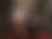 Mit unwiderstehlichen kurven in einem durchsichtigen schwarzen nylon-bodysuit und höschen unter der strumpfhose.