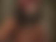 Fetisch für hochgestellte kragen mit mehrlagigen ledermänteln. Herrin schlägt die kragen ihrer blusen und lederjacken hoch.