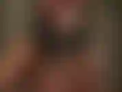 Fetisch für hochgestellte kragen mit mehrlagigen ledermänteln. Herrin schlägt die kragen ihrer blusen und lederjacken hoch.