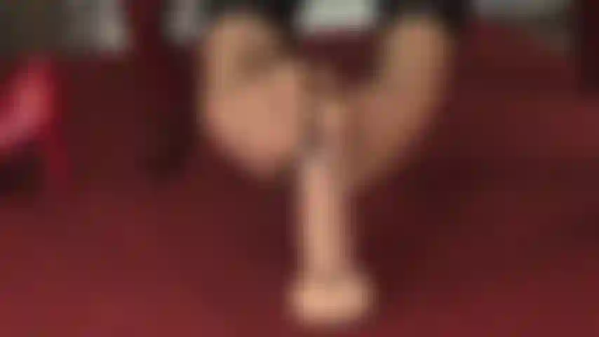 Footjob in hellbraunen strumpfhosen – sehen sie sich diese perfekten füße an, die um einen großen schwanz gewickelt sind.