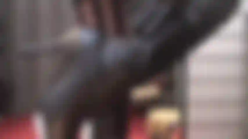 Anbetung in lederstiefeln und handschuhen in gestreiften strumpfhosen. Herrin vivian lässt ihre lederfinger langsam über ihre wundervollen leder-overknees gleiten und weckt in dir das starke verlangen, in ihre behandschuhte hand zu kommen.