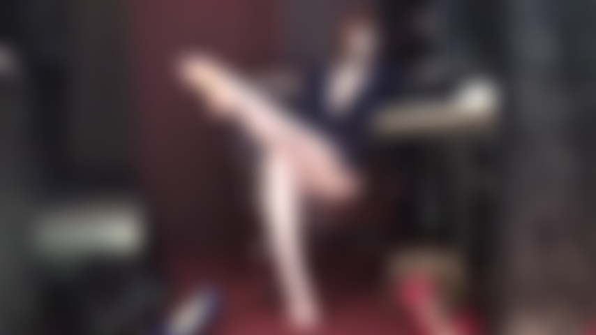 Sinnlicher fußfetisch-mindfuck – herrin vivian genießt es, mit deinem schwanz und deinem verstand zu spielen. Sie bringt dich an ihre nackten beine, nackten füße und ihre nippel zum necken.