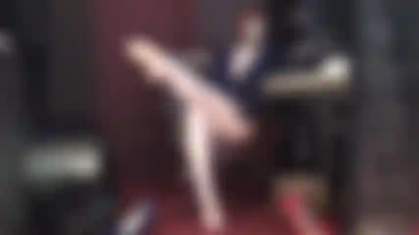 Sinnlicher fußfetisch-mindfuck – herrin vivian genießt es, mit deinem schwanz und deinem verstand zu spielen. Sie bringt dich an ihre nackten beine, nackten füße und ihre nippel zum necken.