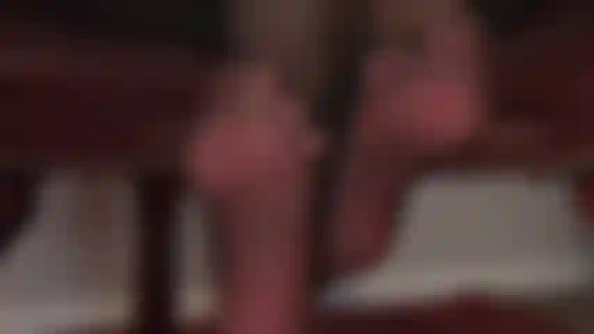 Du hast eine schwäche für füße in nahtstrumpfhosen – hauchdünne schwarze nylons mit roter kontrastnaht sind so wunderschön.