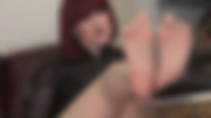 Wunderschöne füße in durchsichtigen, hautfarbenen strumpfhosen.