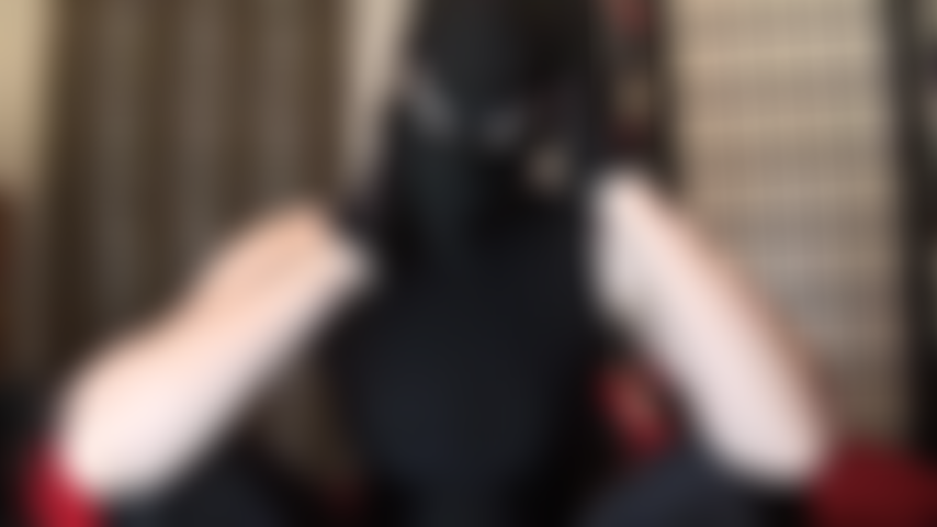 Lycra-fetisch mit kapuze – catsuit, handschuhe und maske machen dich an.