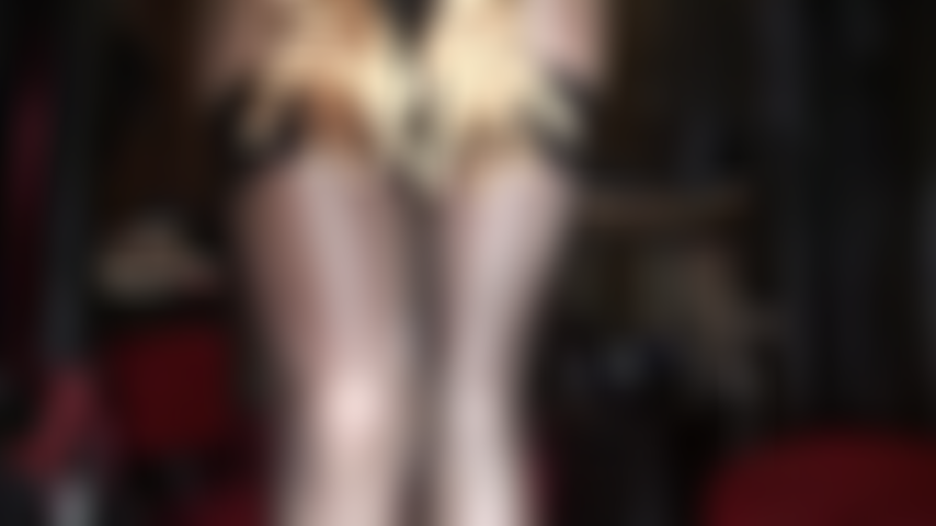 Verehre die wunderbar glänzenden strumpfhosen und strümpfe der herrin, die goldenen satinhandschuhe, den arsch, die füße und den fleischigen, großen, weißen umschnallschwanz. Du, meine hure, wirst die köstliche ladung aus meinem schwanz saugen.