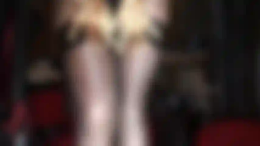 Verehre die wunderbar glänzenden strumpfhosen und strümpfe der herrin, die goldenen satinhandschuhe, den arsch, die füße und den fleischigen, großen, weißen umschnallschwanz. Du, meine hure, wirst die köstliche ladung aus meinem schwanz saugen.