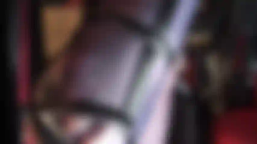 Mit sexy langen nylonbeinen und hübschen zehen in marineblauen glänzenden strumpfhosen und riemchensandalen mit stilettoabsatz.