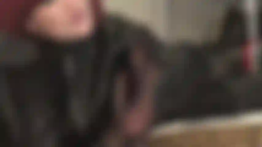 Bete meine duftenden füße in verstärkten schwarzen strumpfhosen an, während sie auf dem tisch ruhen.