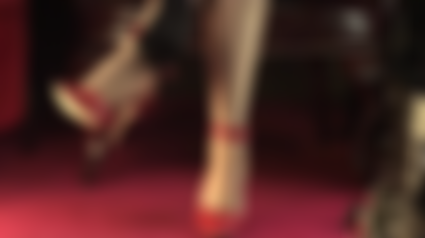 Verehre meine füße in hellbraunen, blickdichten strumpfhosen und roten riemchensandalen bis hin zur barfuß-perfektion.