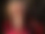 Glänzende, hautfarbene nylonschichten, arschverehrung, fußfetisch – ihre göttin fügt mit diesen wunderschönen hellbraunen strümpfen eine weitere schicht glänzender nylons hinzu.