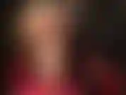 Glänzende, hautfarbene nylonschichten, arschverehrung, fußfetisch – ihre göttin fügt mit diesen wunderschönen hellbraunen strümpfen eine weitere schicht glänzender nylons hinzu.