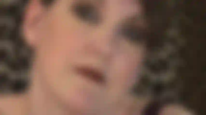 Verehre das schöne gesicht der herrin und habe kurze haare.