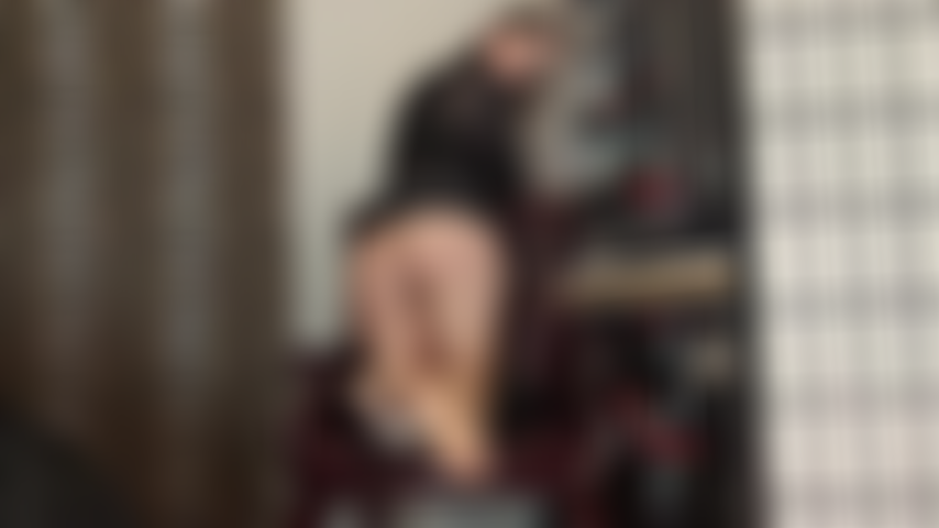 Du bist süchtig nach den strumpfhosenfüßen und dem hintern der herrin. Komm näher, rieche diese verschwitzten nylonsohlen und fahre mit deiner nase die ganze naht der strumpfhose entlang.