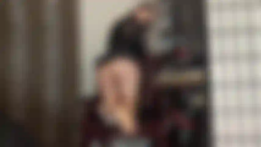 Du bist süchtig nach den strumpfhosenfüßen und dem hintern der herrin. Komm näher, rieche diese verschwitzten nylonsohlen und fahre mit deiner nase die ganze naht der strumpfhose entlang.