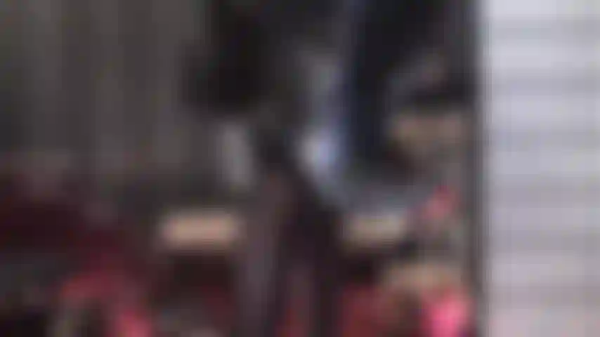 Die lederstiefel verehrt – herrin vivian, in glänzendes schwarzes pvc gekleidet, verlangt die verehrung eines paars kniehoher lederstiefel und overknee-stiefel aus leder mit plateausohle.