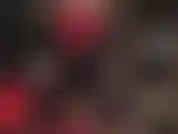 Für satin-weicheier – anbetung einer satingöttin mit einem riesigen strapon. Die herrin präsentiert ihr wunderschönes, seidig glänzendes satin-outfit, bluse, handschuhe, einen langen rock, hohe stiefel und einen großen weißen schwanz.