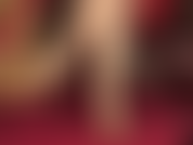 Meine beine sind in glänzenden goldenen strumpfhosen und hängen an niedrigen lederpantoletten. Ich necke den schwanz mit meinen füßen und behandschuhten händen.