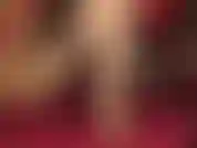 Meine beine sind in glänzenden goldenen strumpfhosen und hängen an niedrigen lederpantoletten. Ich necke den schwanz mit meinen füßen und behandschuhten händen.