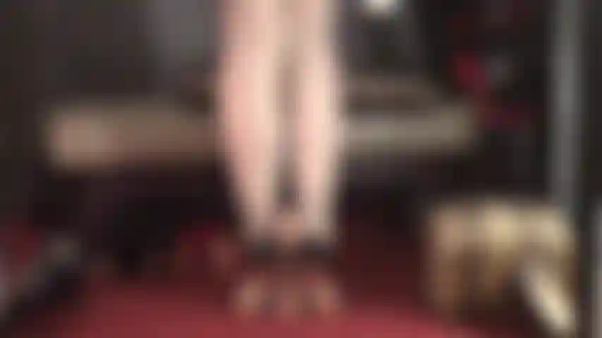 Elfenbeinfarbene strümpfe mit naht und glänzende stilettos gehören deinem schwanz. Gönn dir diesen nylon-footjob und heeljob.