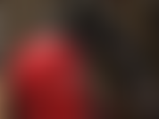 Mit latexfetisch – gekleidet in superengem, glänzendem latex, sehen sie zu, wie ihre herrin einen handjob mit handschuhen ausführt.