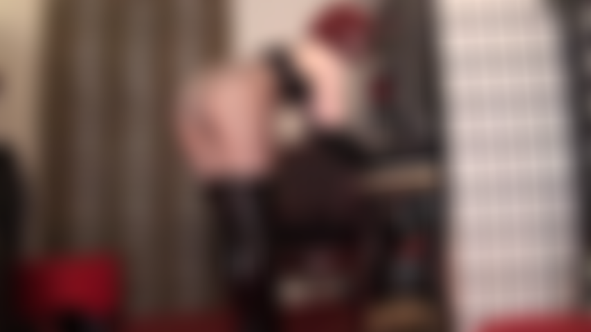 Höschen-teaser – herrin präsentiert eine auswahl ihrer neuen höschen aus glänzendem satin und spitze auf netzstrumpfhosen mit nähten und nacktem hintern, während sie den schwanz ihres sklaven mit viel spucke streichelt.