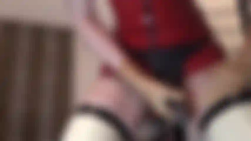 Herrin schmiert ihren großen schwarzen schwanz ein und streichelt ihn kräftig, melkt ihn in deinen mund.