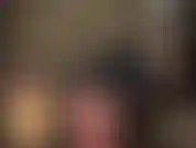 Bewundern sie den wundervollen hintern der herrin in einem glatten schwarzen gummi-minirock und mehrlagigen glänzenden netzstrumpfhosen und strumpfhosen.