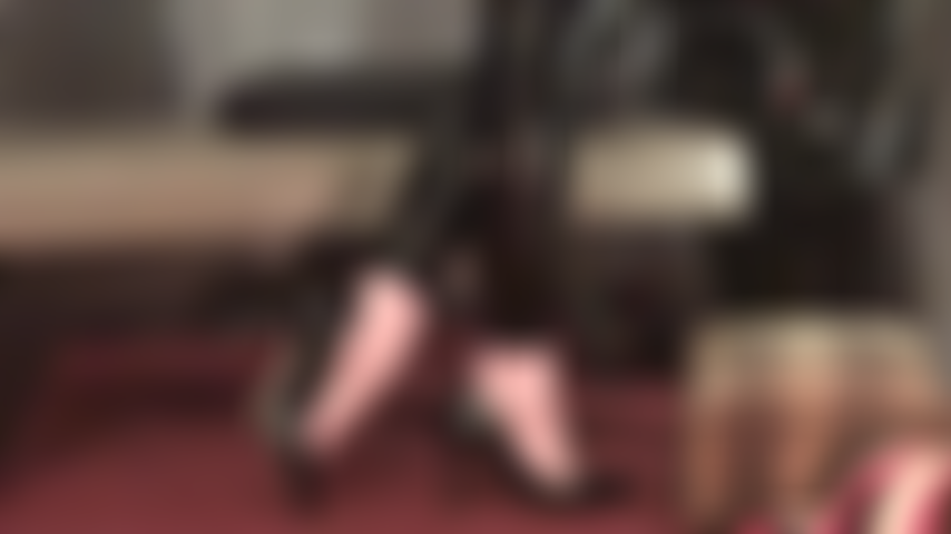 Für die fußjungen und liebhaber von absätzen ... Fußfetisch, schuh-dipping, absatz-popping, nackte füße, pvc-leggings.