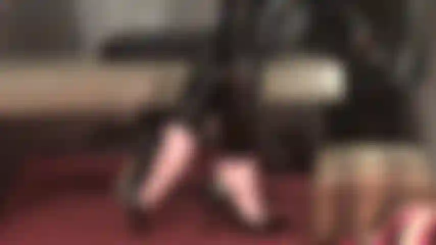 Für die fußjungen und liebhaber von absätzen ... Fußfetisch, schuh-dipping, absatz-popping, nackte füße, pvc-leggings.