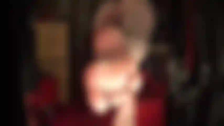 Nackter hintern in einem schwarzen tanga und weiche, faltige nackte fußsohlen und sexy zehen.