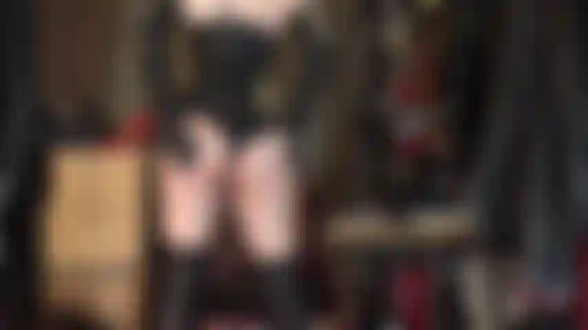 Diese ledergöttin gehört ihnen, um sie anzubeten – lange handschuhe, overknee-stiefel, lederkorsett und shorts, die den perfekten runden hintern von herrin vivian betonen.